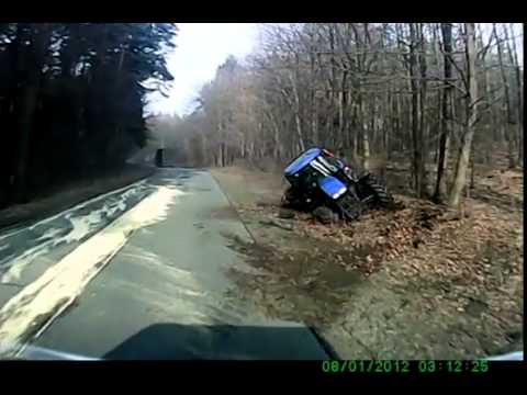 Kamión predbiehal traktor na úzkej ceste