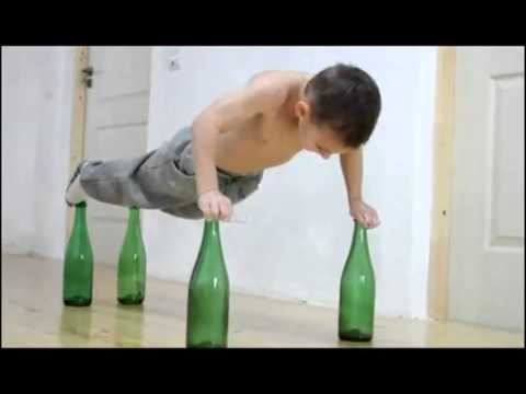 Toto dieťa dokáže robiť kliky na fľašiach!