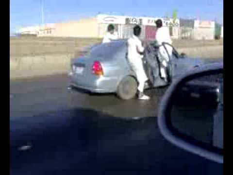 Saudská Arábia a kĺzanie sa po cestách pri aute