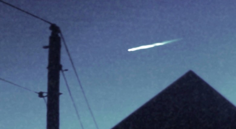 Z padajúceho meteoritu vyletelo UFO