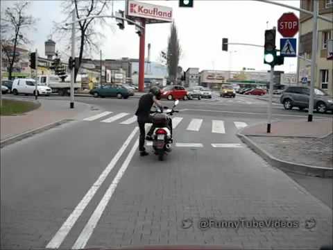 Nikdy nebuď motorkára na semaforoch
