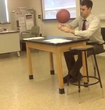 Keď sa učiteľ na hodine hrá s basketbalkou