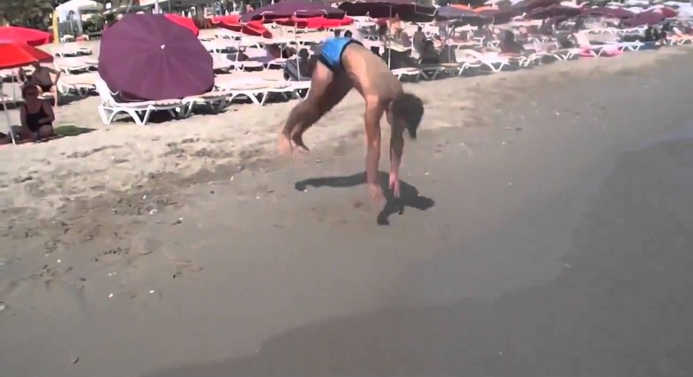 Borec a jeho backflipy na pláži