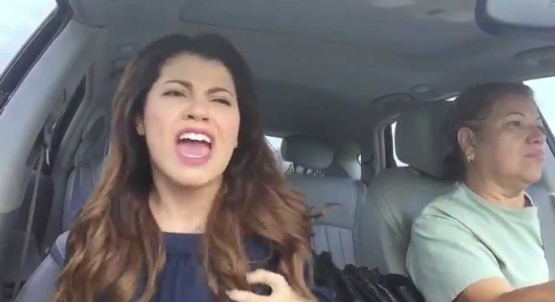 Dievča tancuje v aute počas každej jazdy zatiaľ, čo jej mamine je to jedno