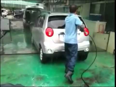 A presne pre toto nikdy nedovoľ „profesionálovi“ umyť tvoje auto wapkou!