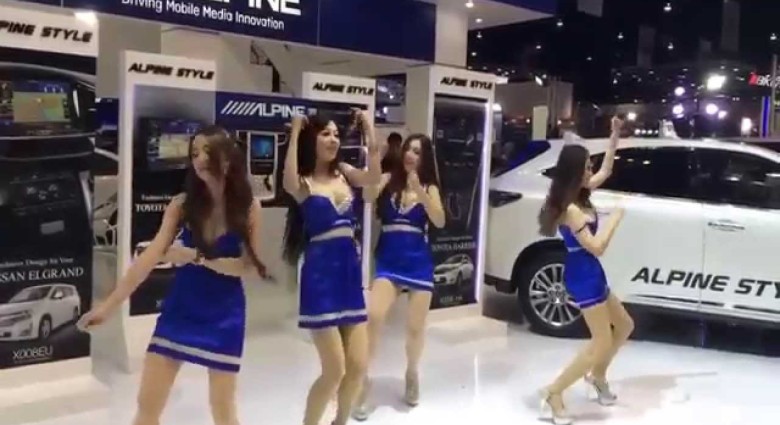 Ak chceš v Ázií prilákať zákazníkov, stačia ti tancujúce ženské!