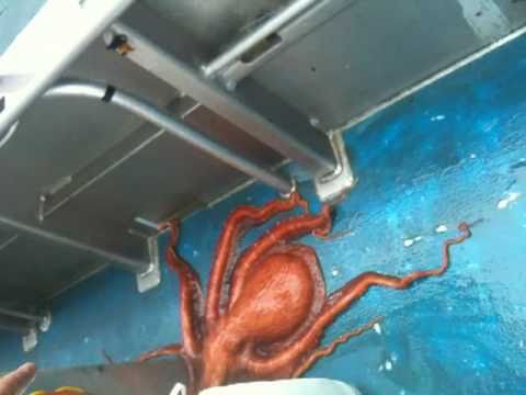 Chobotnica utiekla z lode cez brutálne malú dierku