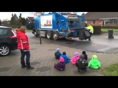 Deti, ktoré fascinovane sledujú smetiarov