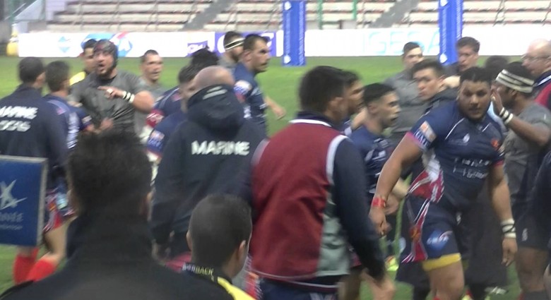 Bitka dvoch rugby tímov na ihrisku