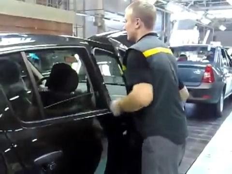 Ako pracovník automobilky vykonáva posledné úpravy na dverách auta