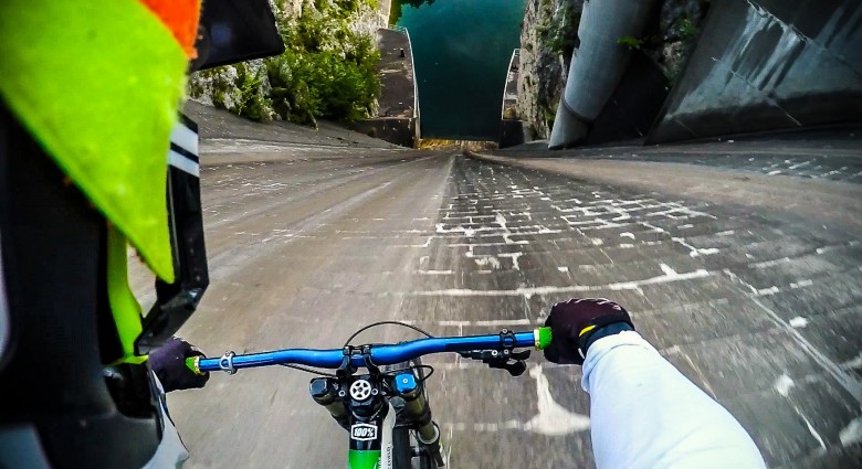 Extrémne jazdy na bicykli natočené na GoPro
