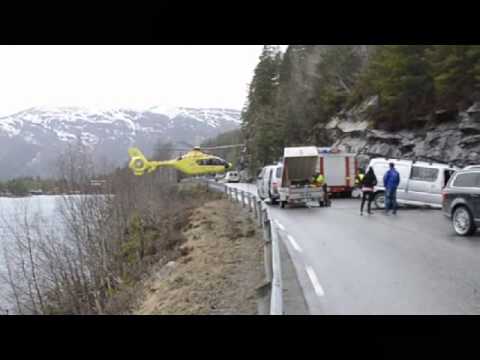 Skúsený pilot, ktorý nemá problém s vrtulníkom pristáť ani na zvodidlách horskej cesty
