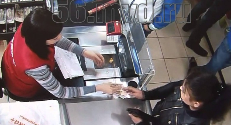Kamera zachytila ako zlodej oklamal pokladníčku