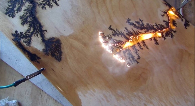 Vypaľovanie vzorov do dreva za pomoci elektriny alebo ako si vyrobiť štýlovú bytovú dekoráciu