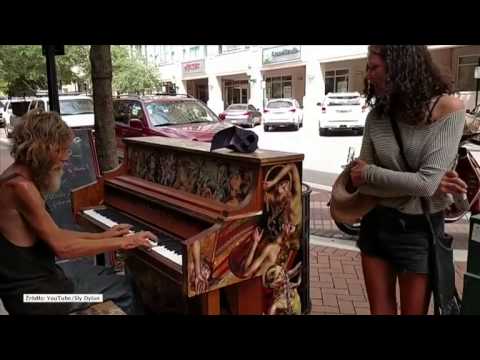 Bezdomovec potešil okoloidúcu krásnou hrou na verejný klavír