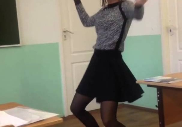 Krásna ruská školáčka a jej tanček