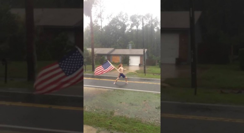 Metalistov protest proti hurikánu s americkou vlajkou v ruke