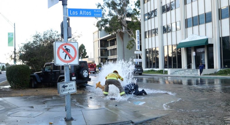 Obetavý policajt pomohol hasičovi uzavrieť hydrant