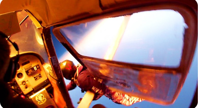 Zrážka 2 lietadiel zachytená na kamere skydiverov