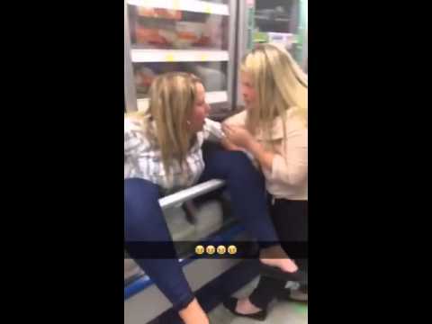 Hlúpa blondína sa zasekla zadkom v mraziaku v supermarkete
