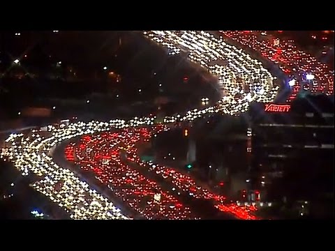 Nie, toto ešte nie je vianočná výzdoba, ale dopravná zápcha v LA
