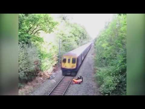 Železničný robotník zachránil muža pred škaredou smrťou pod vlakom