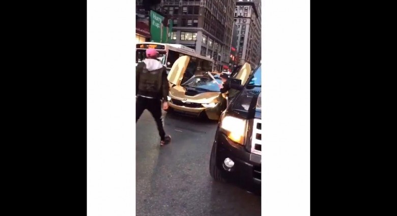 Muž rozbil pálkou sklo zlatého BMW slávnemu youtuberovi, ktorý blokoval dopravu