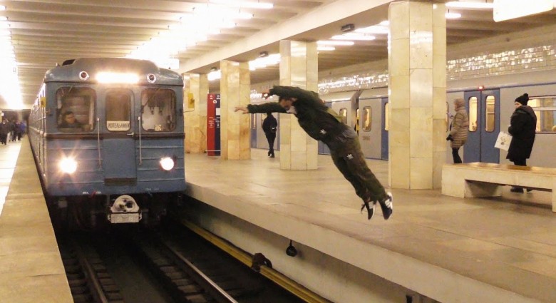 Šialené salto mladého Rusa v moskovskom metre