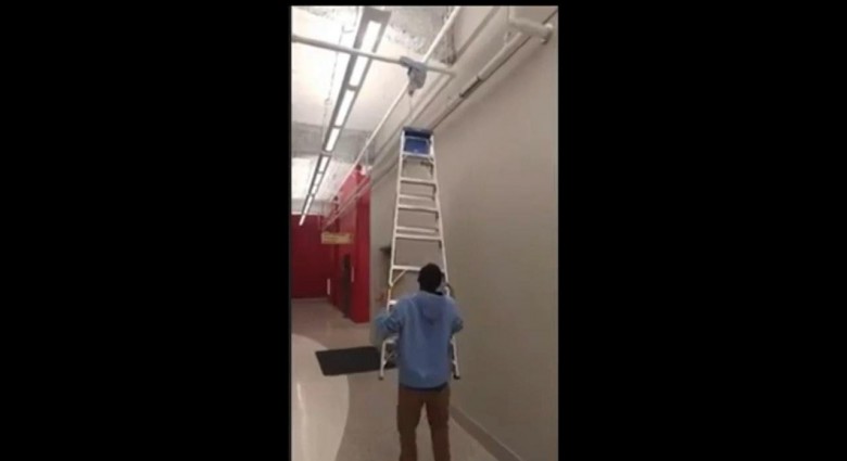Natočil kolegu neschopného dať dole handru rebríkom